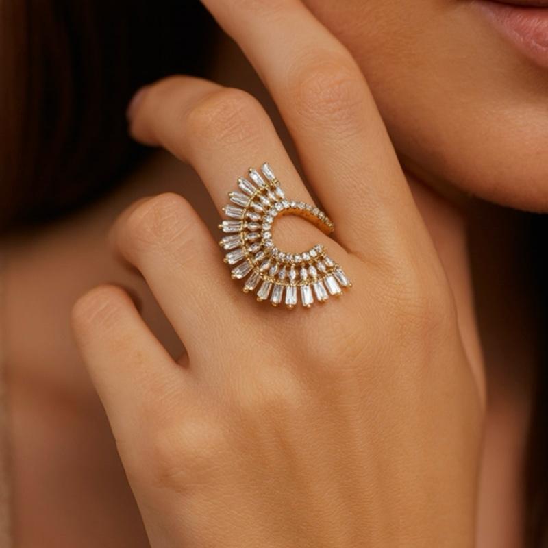 Anello Noor in Acciaio con Gemme Luminose Design a Ventaglio Aperto Elegante e Moderno per Ogni Outfit