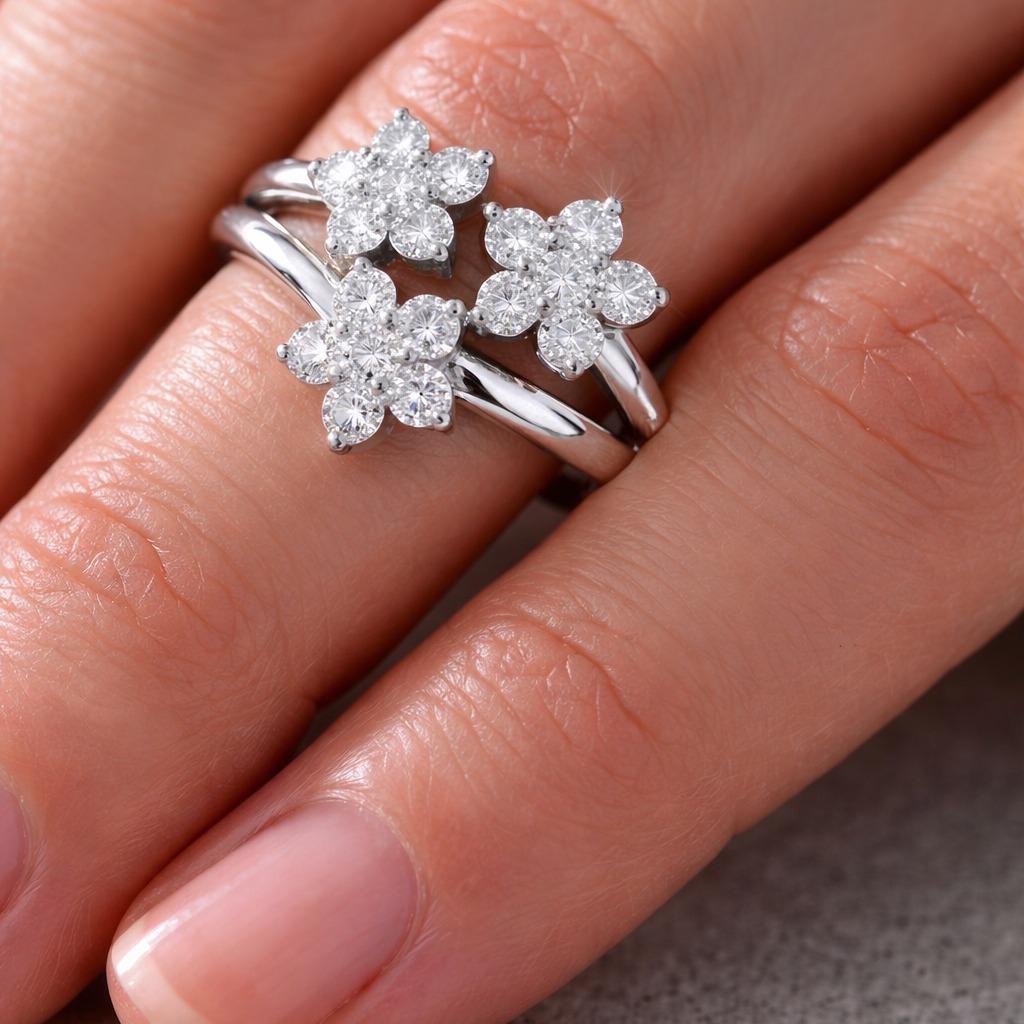 Anello in argento 925 Trilogy Flower Elegante e luminoso con tre fiori scintillanti regolabile per dito Perfetto per ogni giorno o occasioni speciali