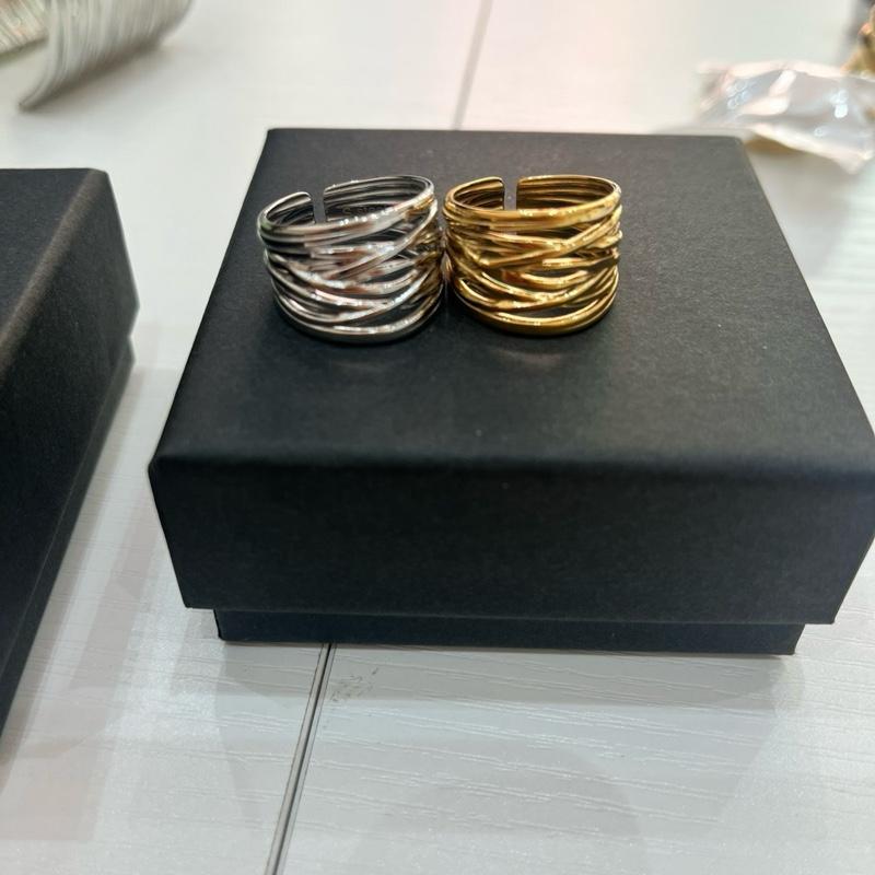 Anello Groove regolabile in acciaio silver e gold stile casual e elegante accessorio versatile per look quotidiano