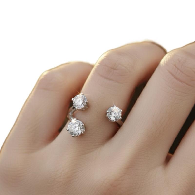 Anello Luxor in Acciaio con Tre Zirconi Luminosi Design Minimalista Elegante e Versatile per Stacking Accessorio Raffinato e Versatile