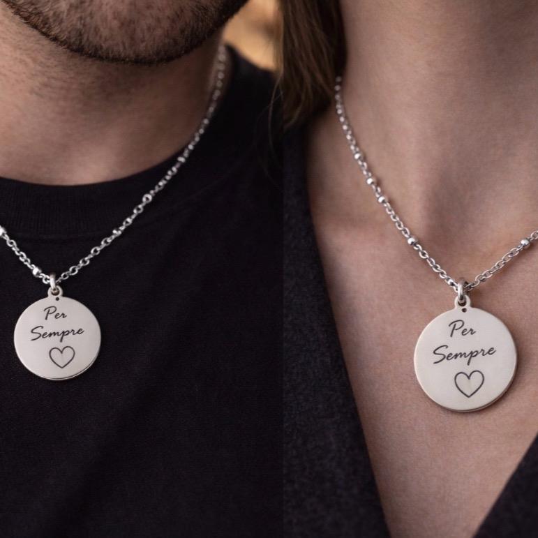 Collana Per Sempre in Acciaio Inox con Ciondolo Circolare e Cuore Inciso per Amore e Legame Ideale per Uso Quotidiano e Occasioni Speciali Collana Singola o Coppia Perfetta come Regalo Romantico
