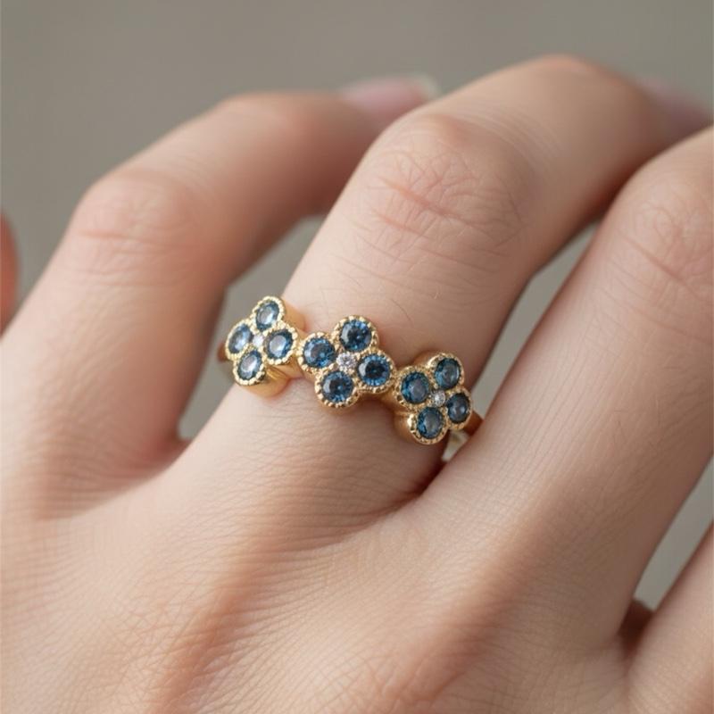 Anello Bloom Acciaio e Cristalli Design Raffinato con Motivi Floreali e Cristalli Scintillanti per Massimo Comfort e Versatilità