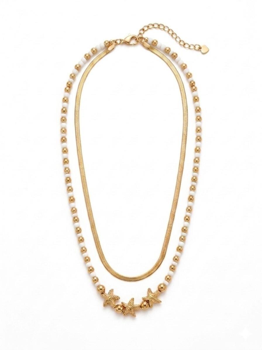 Collana Marea, un gioiello in acciaio studiato per chi cerca un accessorio dinamico e sofisticato. Grazie al suo design a doppio filo, offre un look stratificato già pronto, capace di illuminare il volto con un tocco dorato e colorato.