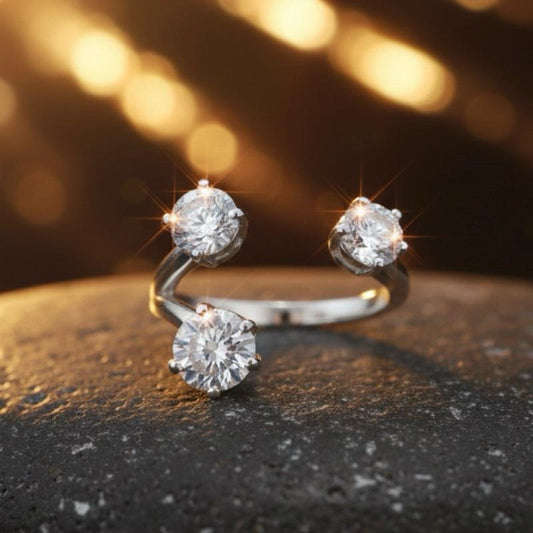 Anello Luxor in Acciaio con Tre Zirconi Luminosi Design Minimalista Elegante e Versatile per Stacking Accessorio Raffinato e Versatile