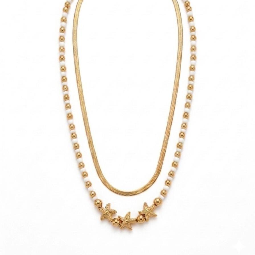 Collana Marea, un gioiello in acciaio studiato per chi cerca un accessorio dinamico e sofisticato. Grazie al suo design a doppio filo, offre un look stratificato già pronto, capace di illuminare il volto con un tocco dorato e colorato.