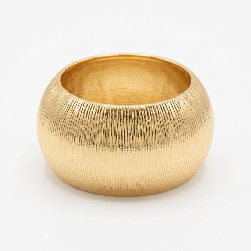 Bracciale Rigido in Acciaio con Dettagli Dorati e Design Elegante per un Look Moderno e Raffinato