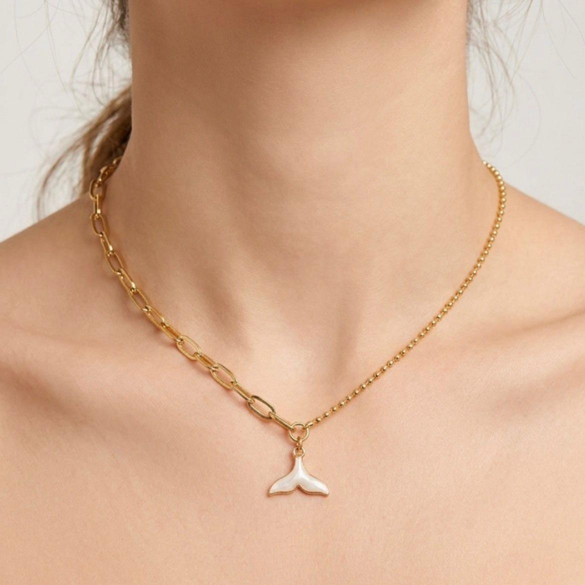 Collana Partenope con coda di sirena smaltata fatta a mano in oro design ispirato al mare e charm luminoso e versatile