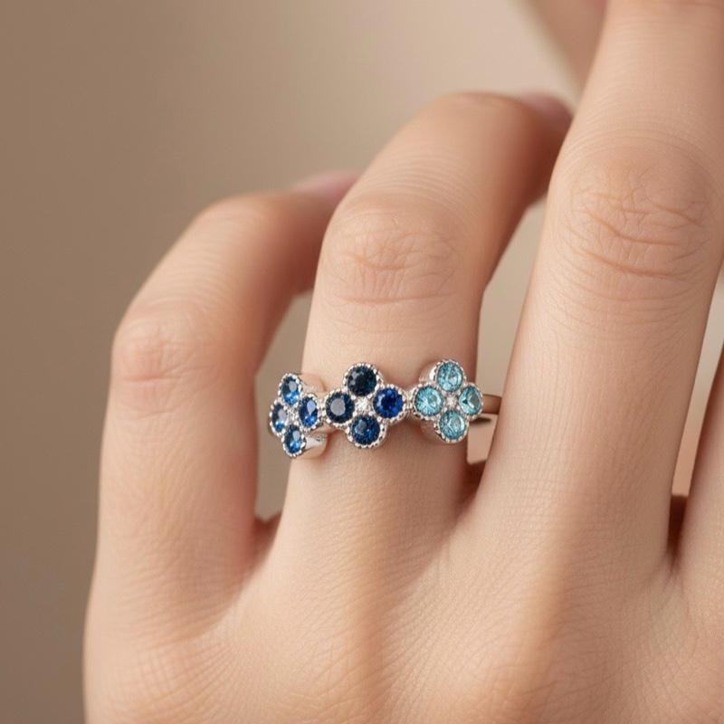 Anello Bloom Acciaio e Cristalli Design Raffinato con Motivi Floreali e Cristalli Scintillanti per Massimo Comfort e Versatilità