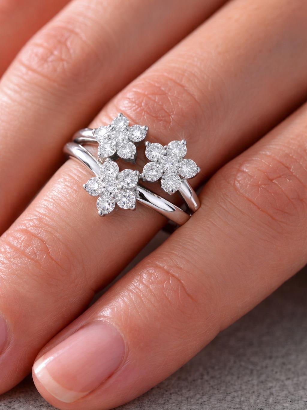 Anello in argento 925 Trilogy Flower Elegante e luminoso con tre fiori scintillanti regolabile per dito Perfetto per ogni giorno o occasioni speciali