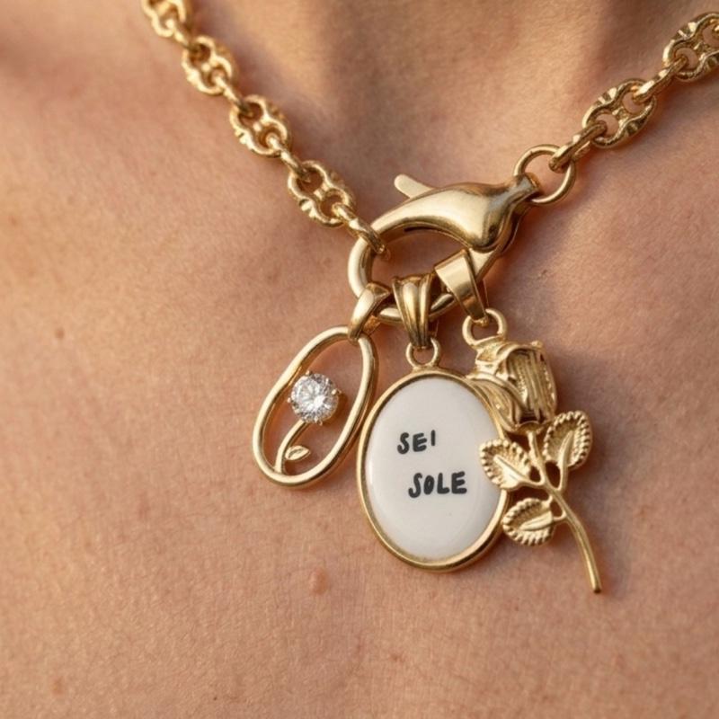 Collana Arianna in Acciaio Inossidabile con Chiusura Anteriore Versatile da Indossare da Sola con Charm Intercambiabili Oro Caldo e Argento Brillante