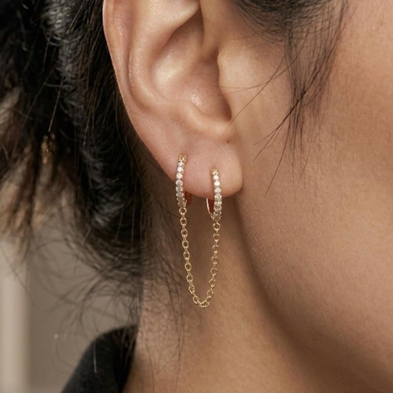 Orecchino Double doppio cerchio con pavé di luce e catena elegante per stile curated ear