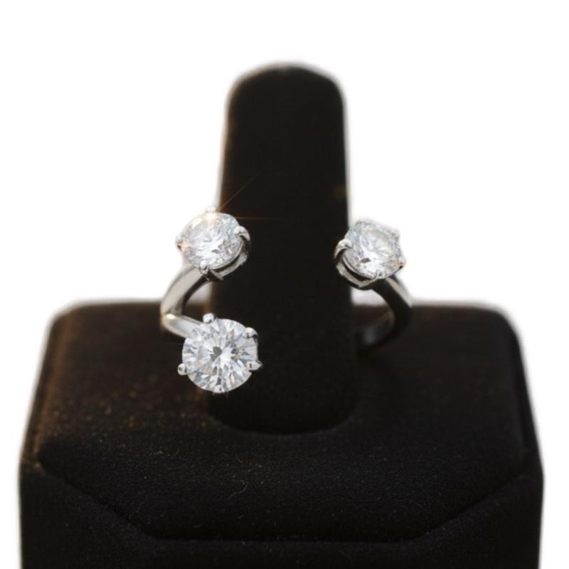 Anello Luxor in Acciaio con Tre Zirconi Luminosi Design Minimalista Elegante e Versatile per Stacking Accessorio Raffinato e Versatile