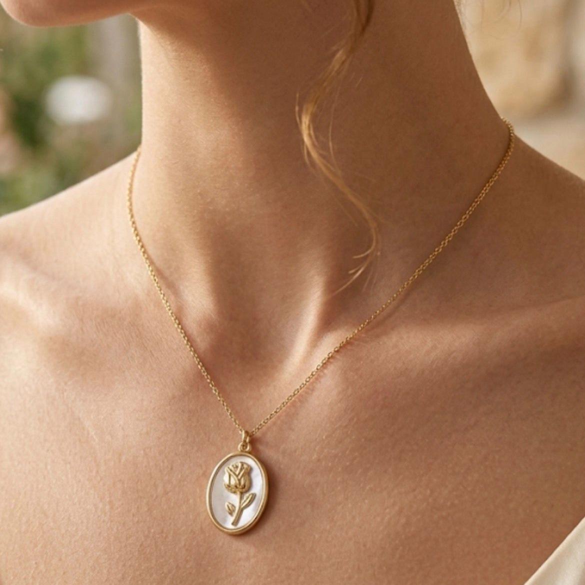 Collana Rose Madreperla in acciaio con elegante ciondolo ovale con una rosa in rilievo su sfondo effetto madreperla, simbolo di femminilità e grazia.