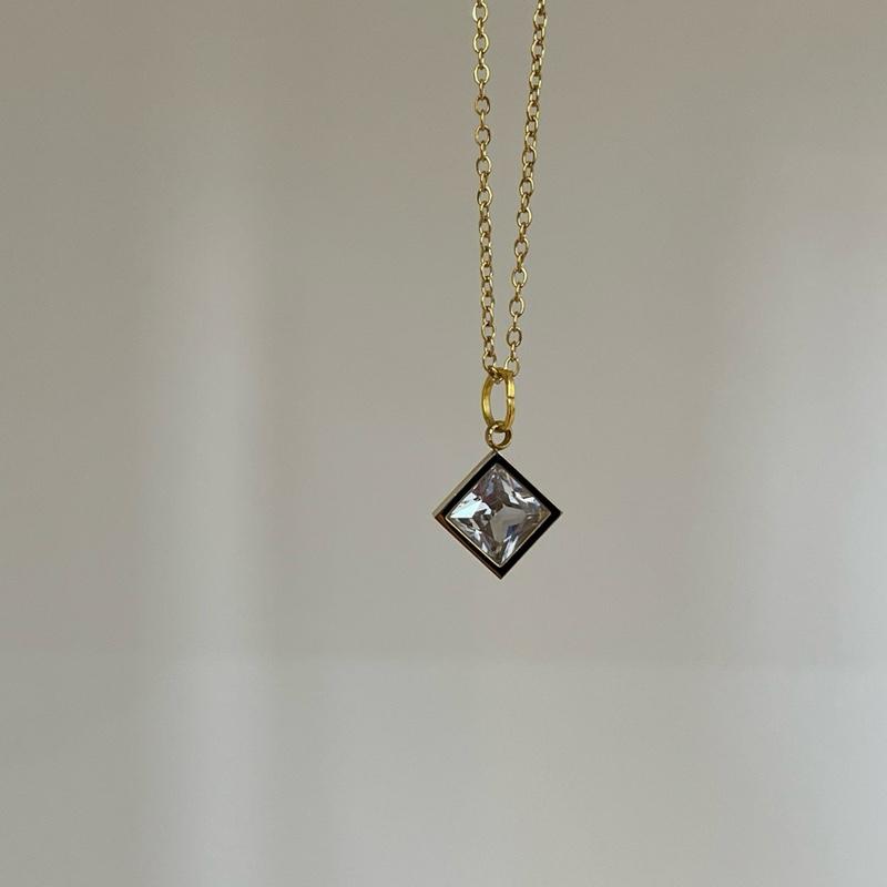 Collana Diamond Acciaio Inox con Pendente Quadrato Elegante e Resistente