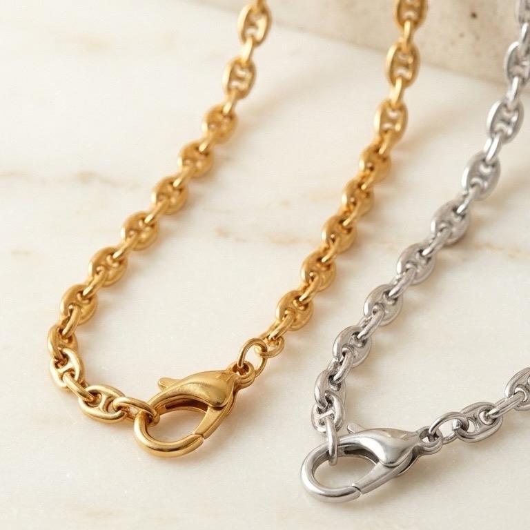 Collana Arianna in Acciaio Inossidabile con Chiusura Anteriore Versatile da Indossare da Sola con Charm Intercambiabili Oro Caldo e Argento Brillante