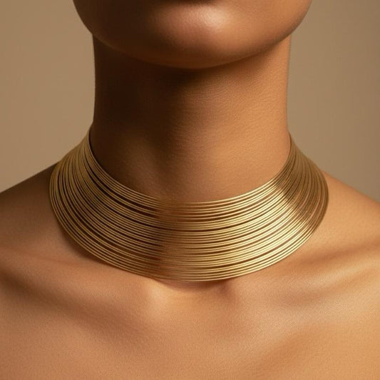 Choker Iside in Oro con Design Intrecciato per un Look Elegante e Moderno