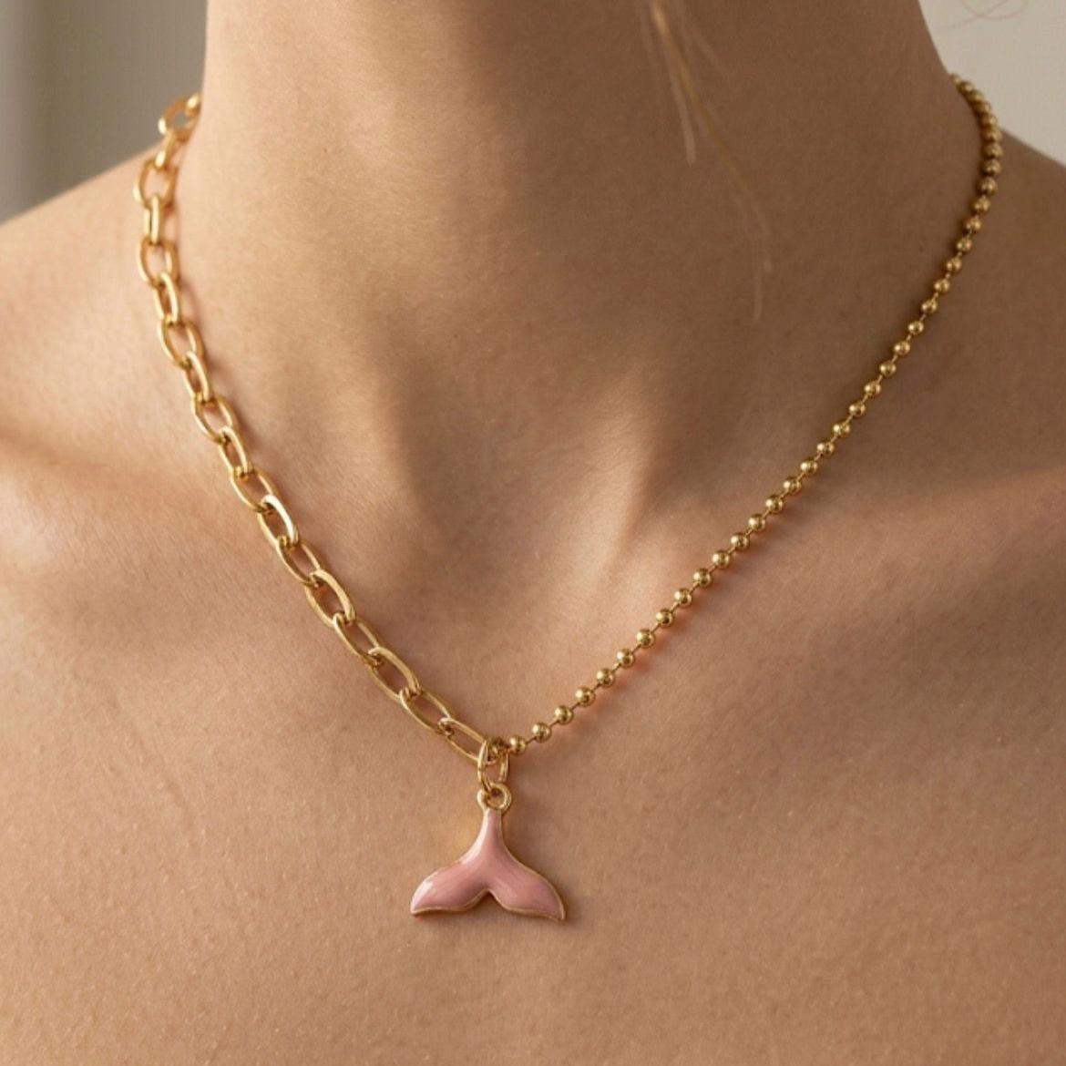 Collana Partenope con coda di sirena smaltata fatta a mano in oro design ispirato al mare e charm luminoso e versatile