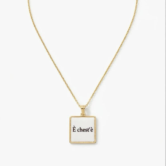 Collana "E chest'è" in Acciaio con Pendente Quadrato Dorato e Testo Nero