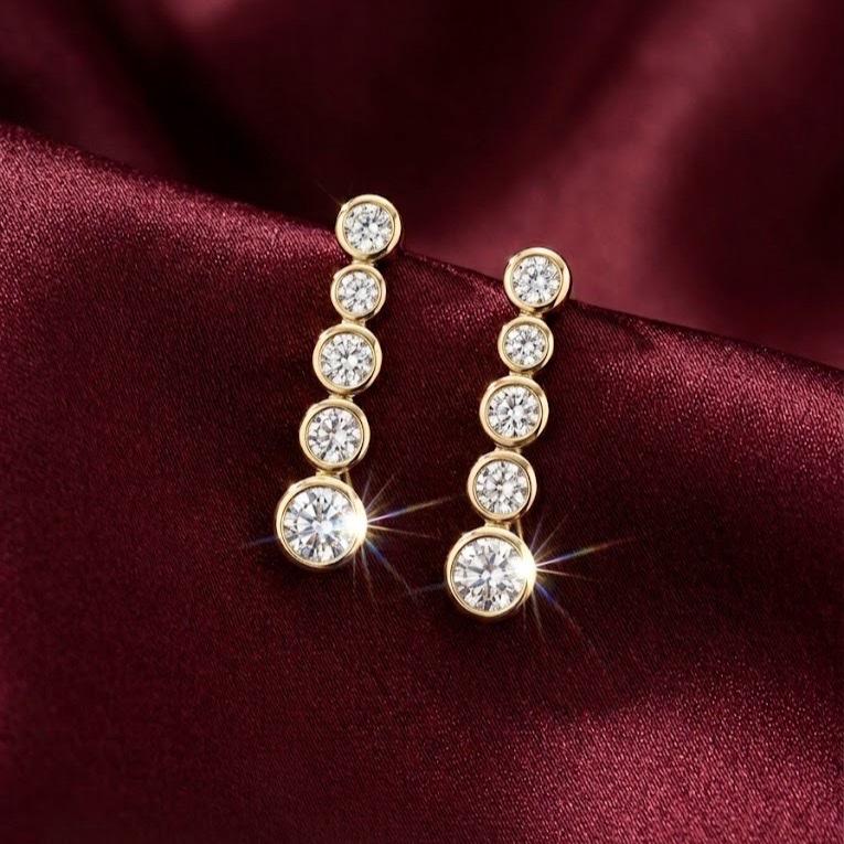 Orecchini Luce in Acciaio e Zirconi Design Graduale con Cinque Zirconi Taglio Brillante Accessorio Moderno e Raffinato per Look Freddo o Caldo