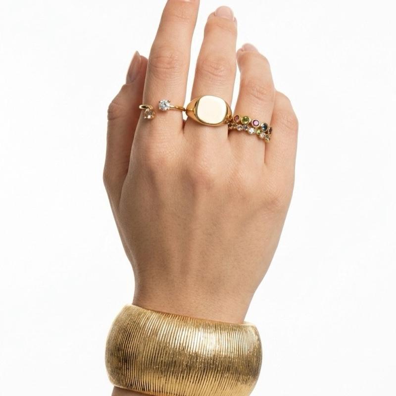 Bracciale Rigido in Acciaio con Dettagli Dorati e Design Elegante per un Look Moderno e Raffinato