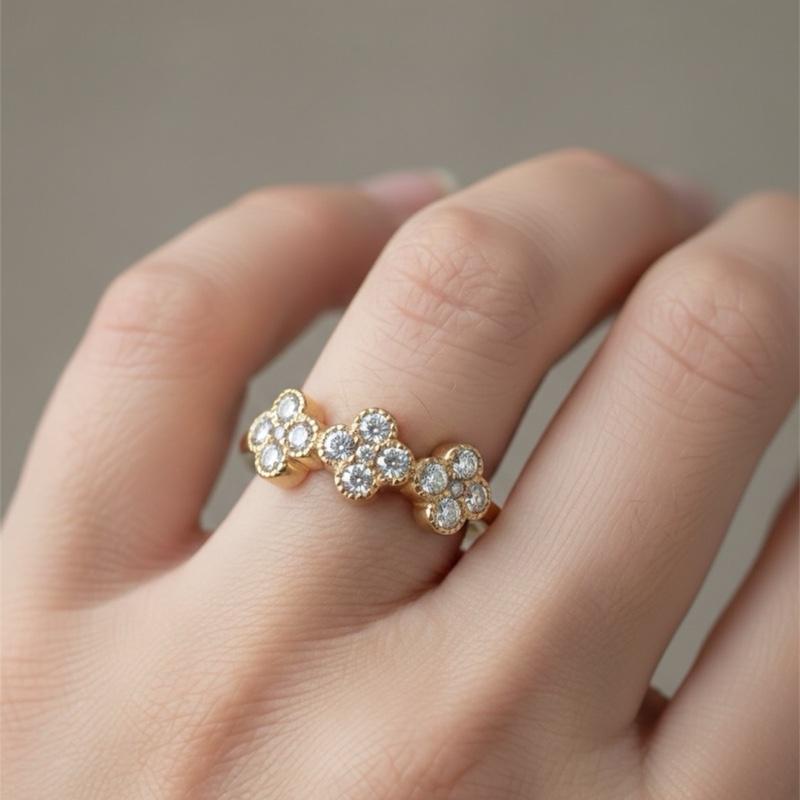 Anello Bloom Acciaio e Cristalli Design Raffinato con Motivi Floreali e Cristalli Scintillanti per Massimo Comfort e Versatilità