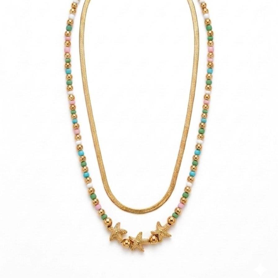 Collana Marea, un gioiello in acciaio studiato per chi cerca un accessorio dinamico e sofisticato. Grazie al suo design a doppio filo, offre un look stratificato già pronto, capace di illuminare il volto con un tocco dorato e colorato.