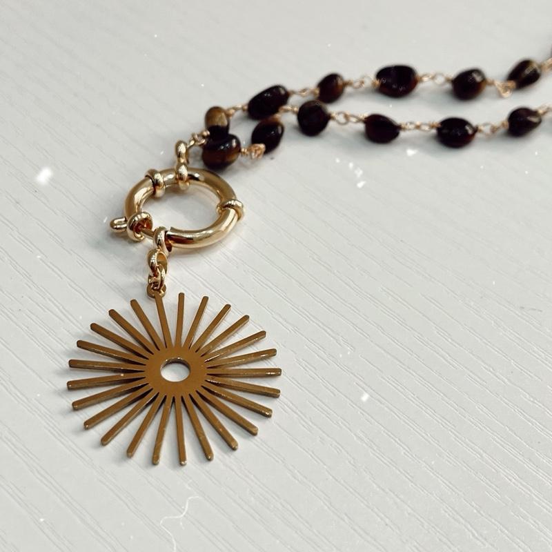 Collana Occhio di Tigre con Pietre Naturali e Ciondolo a Raggio di Sole Chiusura a Moschettone Placcata Oro Energia Positiva