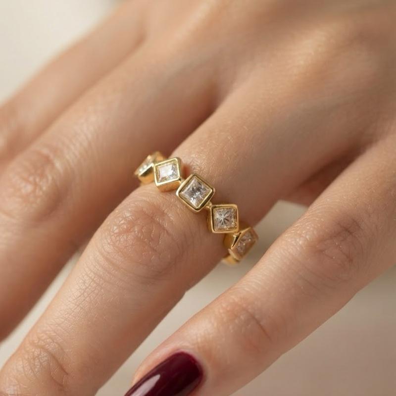 Anello Lùmina in Acciaio e Zirconi con Design Elegante e Moderno per Ogni Occasione
