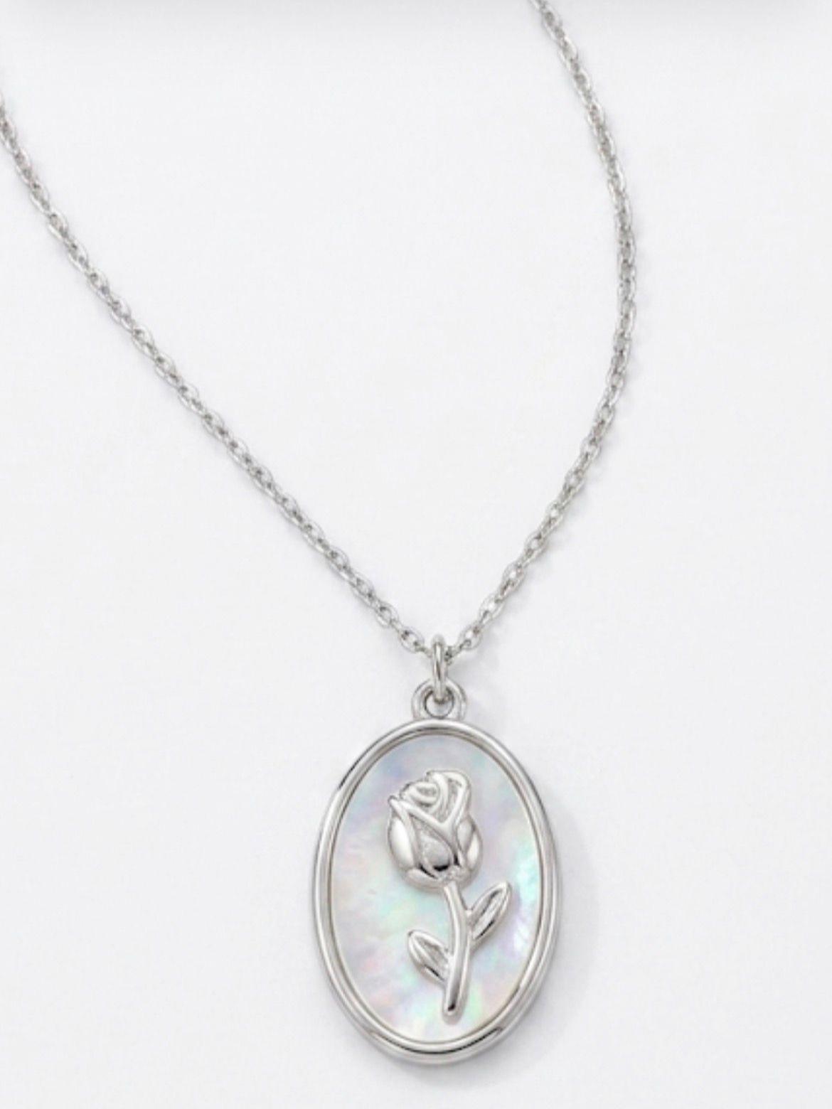Collana Rose Madreperla in acciaio con elegante ciondolo ovale con una rosa in rilievo su sfondo effetto madreperla, simbolo di femminilità e grazia.