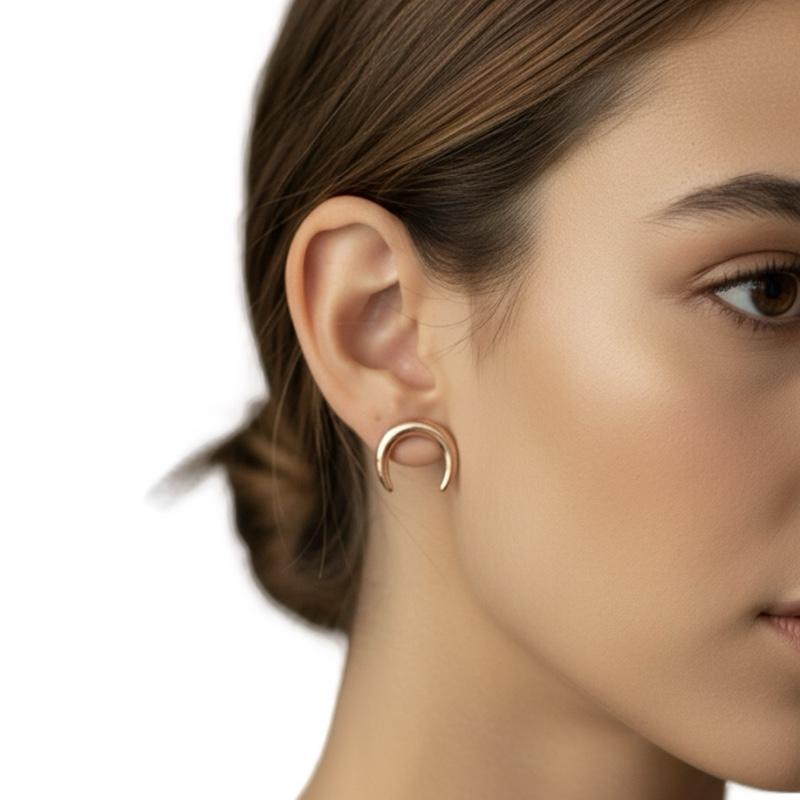 Scilla Orecchini Scilla in Acciaio Inox Placcato Oro 18k Forma Mezzaluna Eleganza Moderna e Durabile Accessorio Versatile