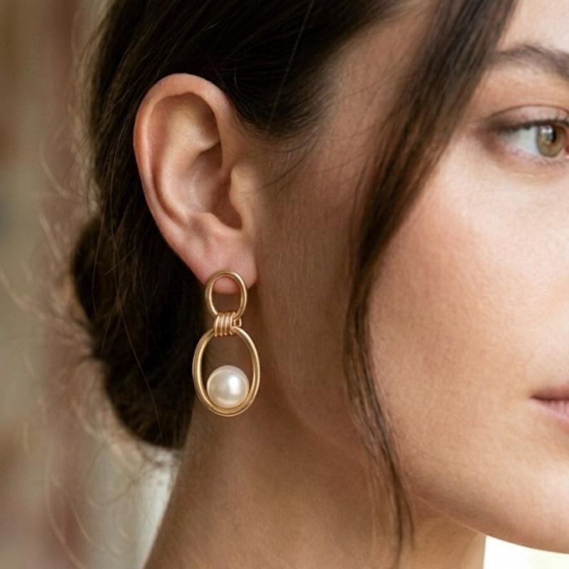 Orecchini Luminous in Acciaio Collezione Golden con Perle Bianche Eleganti e Raffinati per Ogni Occasione