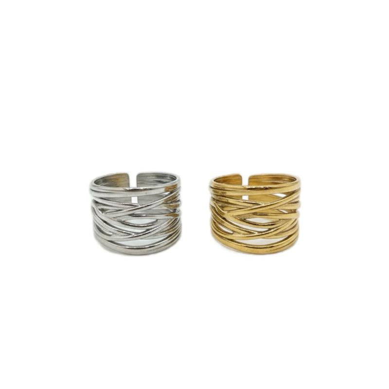 Anello Groove regolabile in acciaio silver e gold stile casual e elegante accessorio versatile per look quotidiano