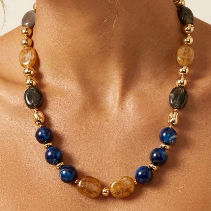 Collana Eclissi collezione artigianale in acciaio anallergico con pietre in resina e dettagli dorati per un look elegante e sofisticato