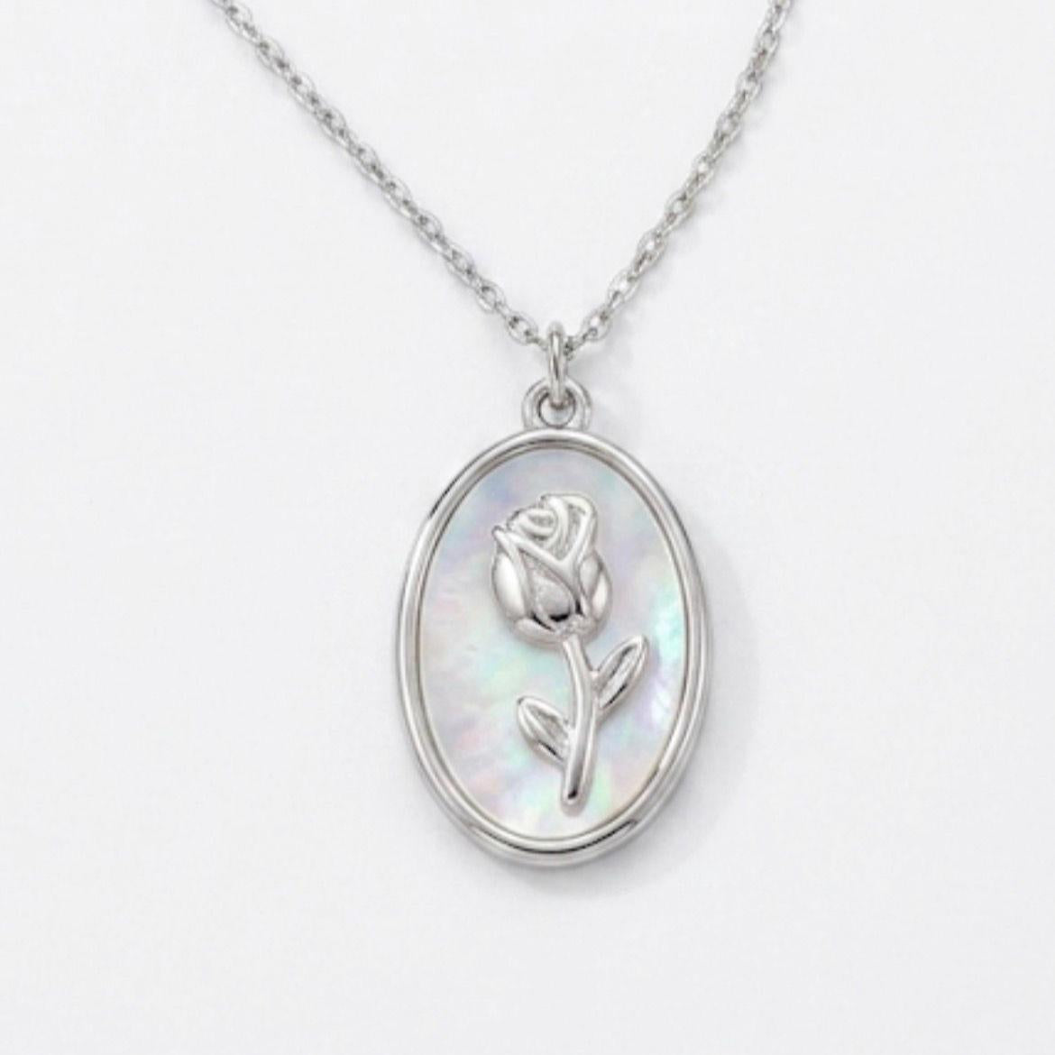 Collana Rose Madreperla in acciaio con elegante ciondolo ovale con una rosa in rilievo su sfondo effetto madreperla, simbolo di femminilità e grazia.