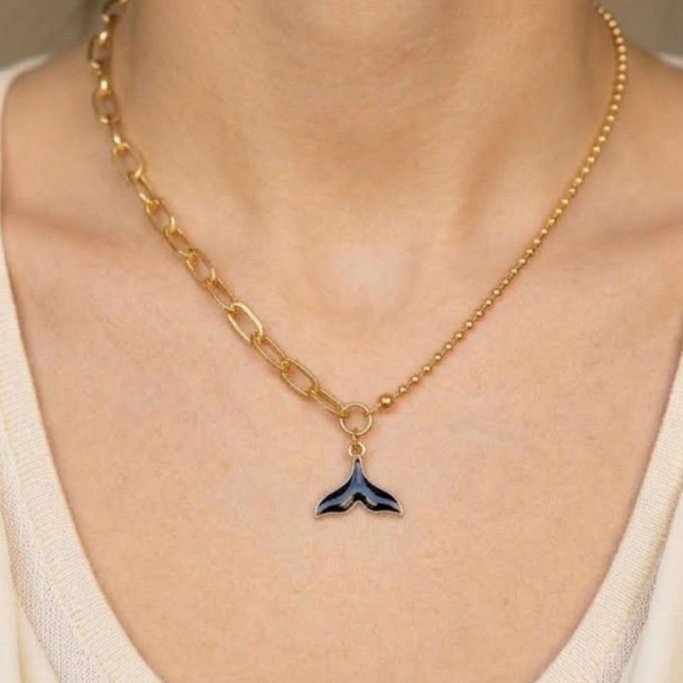 Collana Partenope con coda di sirena smaltata fatta a mano in oro design ispirato al mare e charm luminoso e versatile