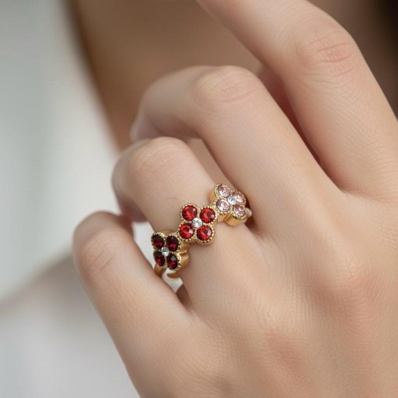 Anello Bloom Acciaio e Cristalli Design Raffinato con Motivi Floreali e Cristalli Scintillanti per Massimo Comfort e Versatilità
