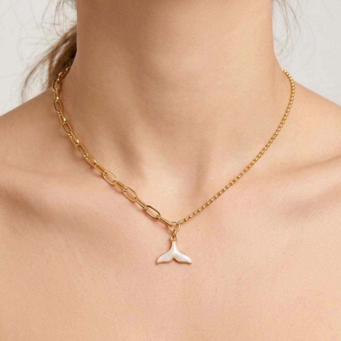 Collana Partenope con coda di sirena smaltata fatta a mano in oro design ispirato al mare e charm luminoso e versatile