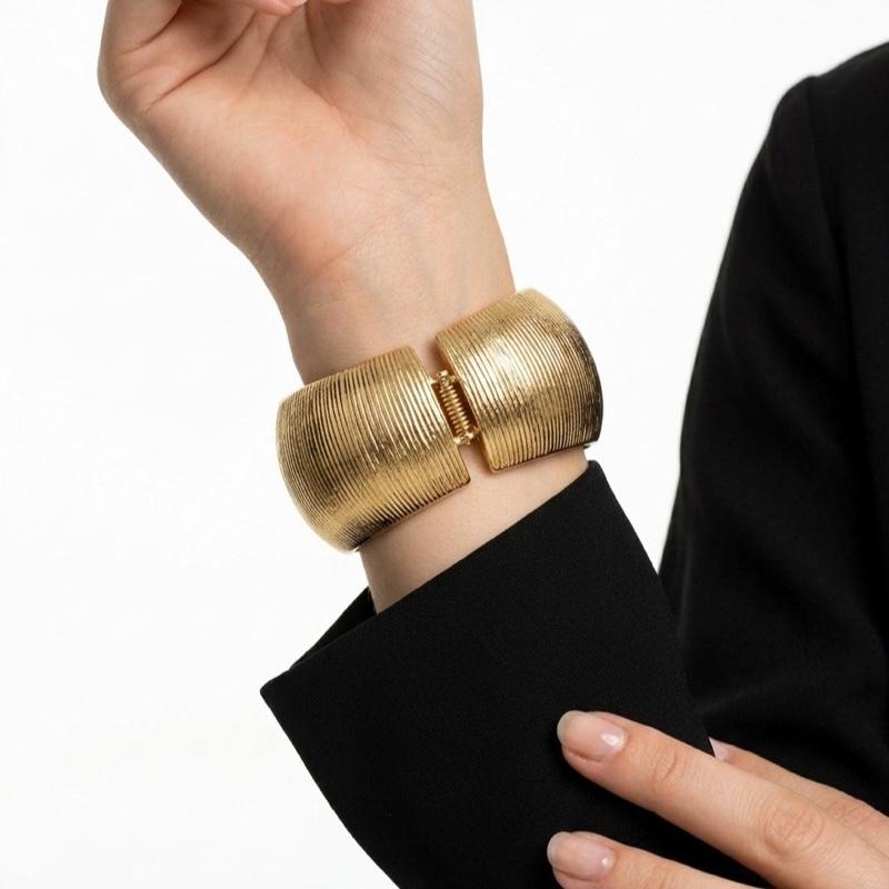 Bracciale Rigido in Acciaio con Dettagli Dorati e Design Elegante per un Look Moderno e Raffinato