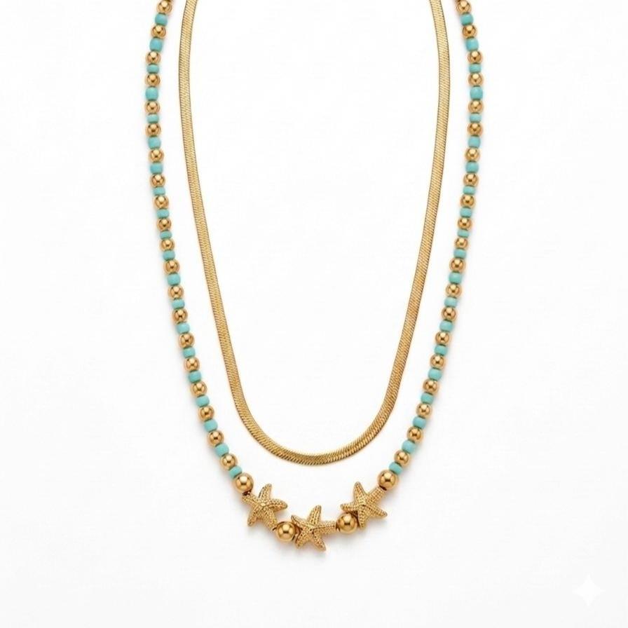 Collana Marea, un gioiello in acciaio studiato per chi cerca un accessorio dinamico e sofisticato. Grazie al suo design a doppio filo, offre un look stratificato già pronto, capace di illuminare il volto con un tocco dorato e colorato.