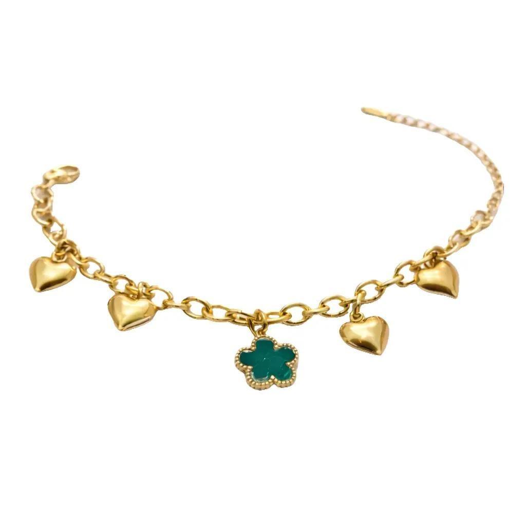 Bracciale Blossom in acciaio con elegante catena impreziosita da charms in ottone a forma di cuore e fiore. Il design delicato e luminoso dona un tocco romantico e raffinato