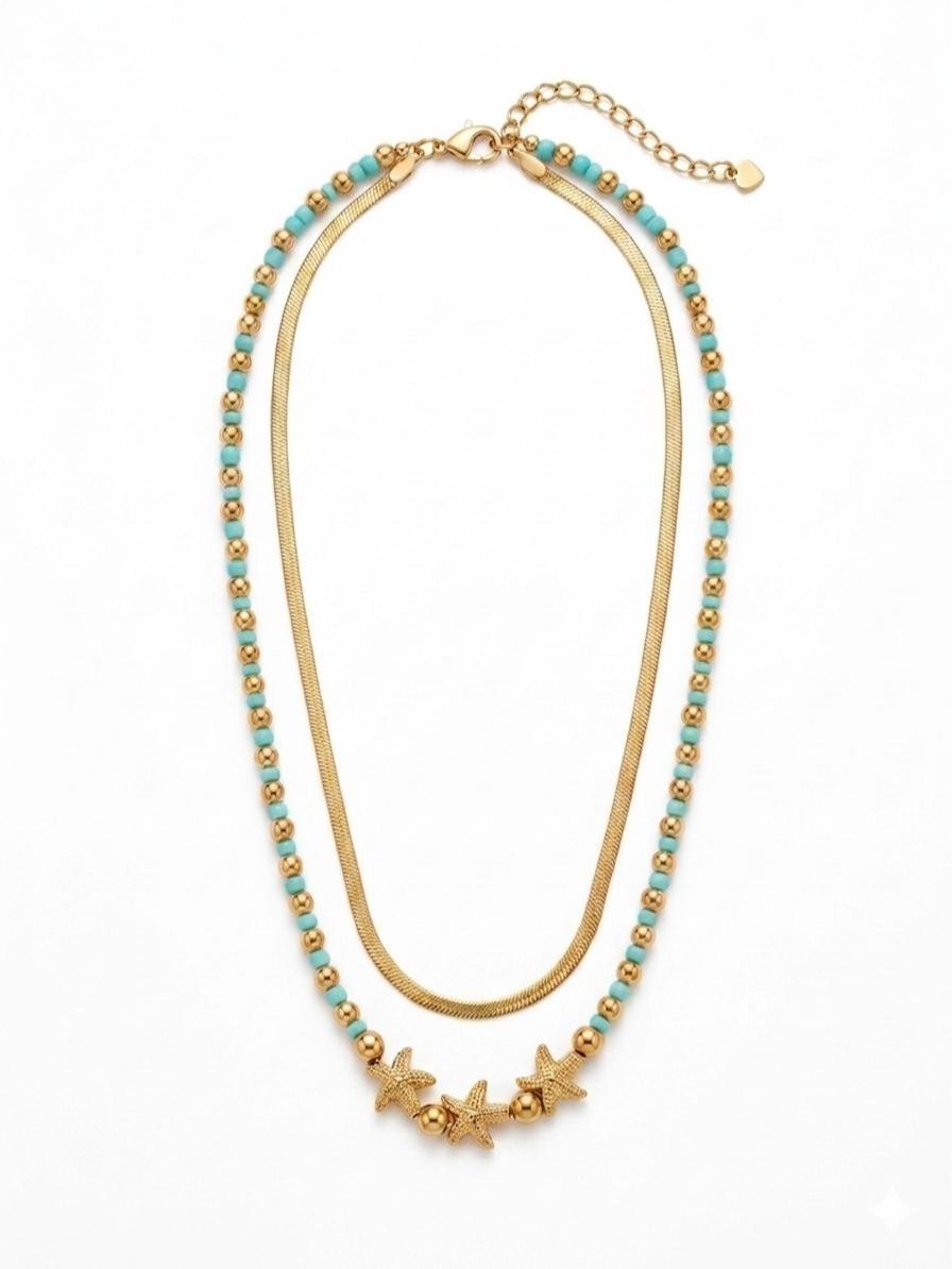 Collana Marea, un gioiello in acciaio studiato per chi cerca un accessorio dinamico e sofisticato. Grazie al suo design a doppio filo, offre un look stratificato già pronto, capace di illuminare il volto con un tocco dorato e colorato.