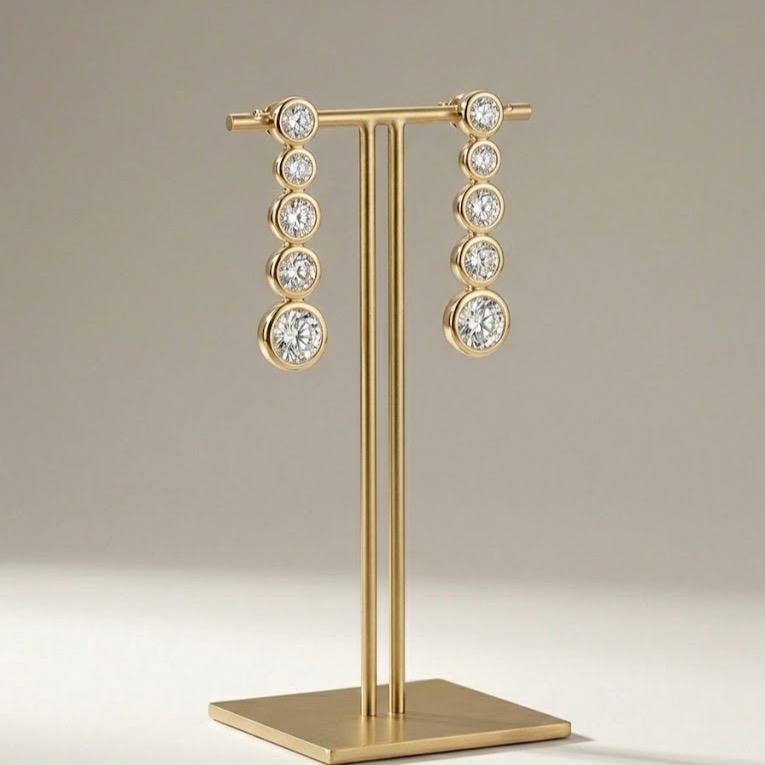 Orecchini Luce in Acciaio e Zirconi Design Graduale con Cinque Zirconi Taglio Brillante Accessorio Moderno e Raffinato per Look Freddo o Caldo
