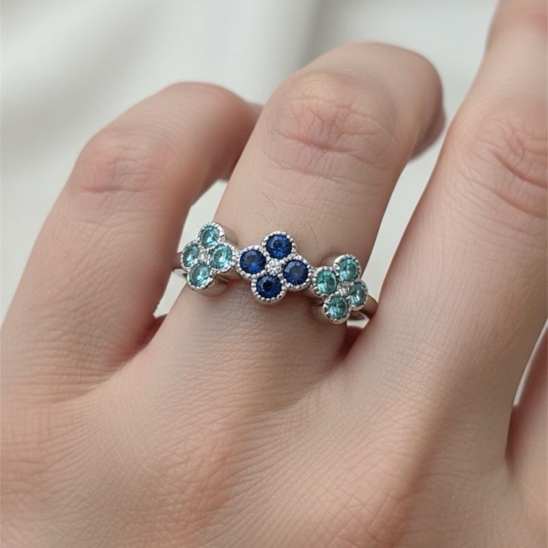 Anello Bloom Acciaio e Cristalli Design Raffinato con Motivi Floreali e Cristalli Scintillanti per Massimo Comfort e Versatilità