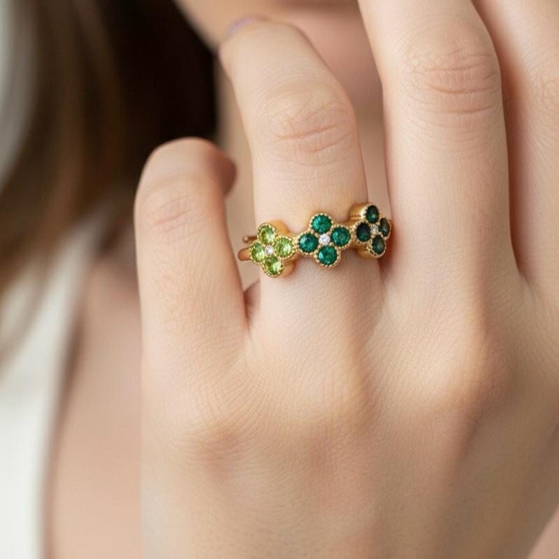 Anello Bloom Acciaio e Cristalli Design Raffinato con Motivi Floreali e Cristalli Scintillanti per Massimo Comfort e Versatilità