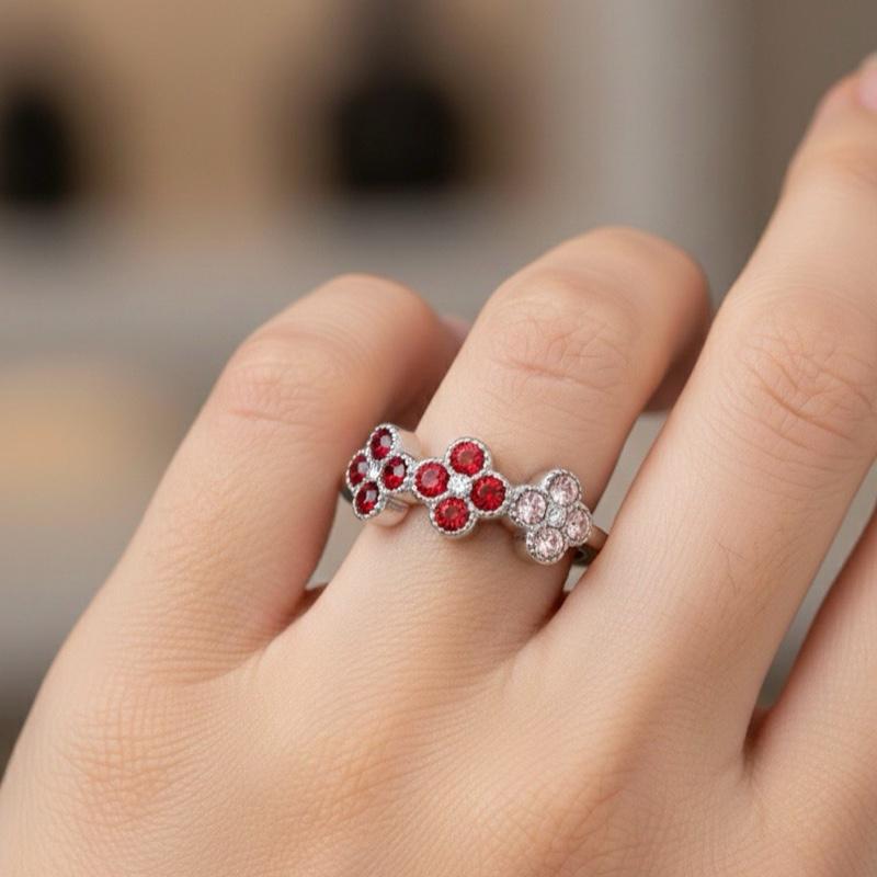 Anello Bloom Acciaio e Cristalli Design Raffinato con Motivi Floreali e Cristalli Scintillanti per Massimo Comfort e Versatilità