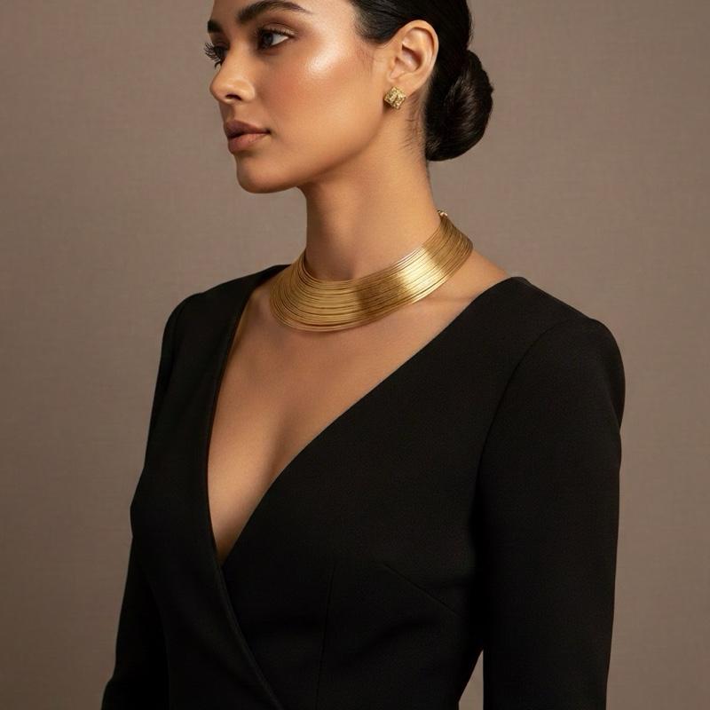 Choker Iside in Oro con Design Intrecciato per un Look Elegante e Moderno