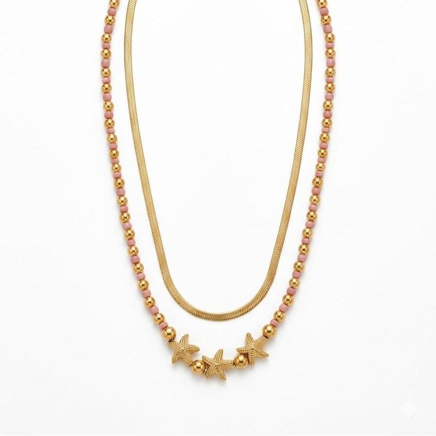 Collana Marea, un gioiello in acciaio studiato per chi cerca un accessorio dinamico e sofisticato. Grazie al suo design a doppio filo, offre un look stratificato già pronto, capace di illuminare il volto con un tocco dorato e colorato.