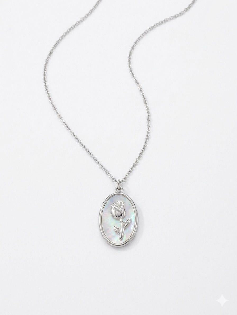 Collana Rose Madreperla in acciaio con elegante ciondolo ovale con una rosa in rilievo su sfondo effetto madreperla, simbolo di femminilità e grazia.