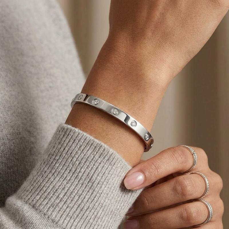 Bracciale Elettra in Acciaio Inox con Zirconi Incastonati Design Rigido per Vari Stili di Abbigliamento Elegante e Versatile