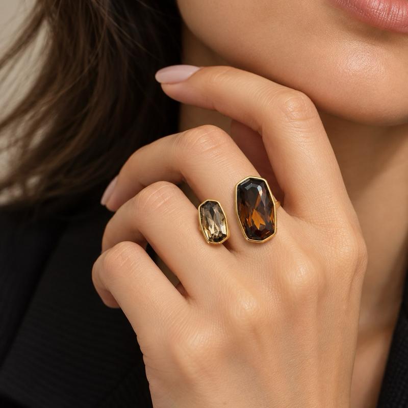 Anello Andromaca in Acciaio con Zirconi Colorati per un Look Elegante e Moderno